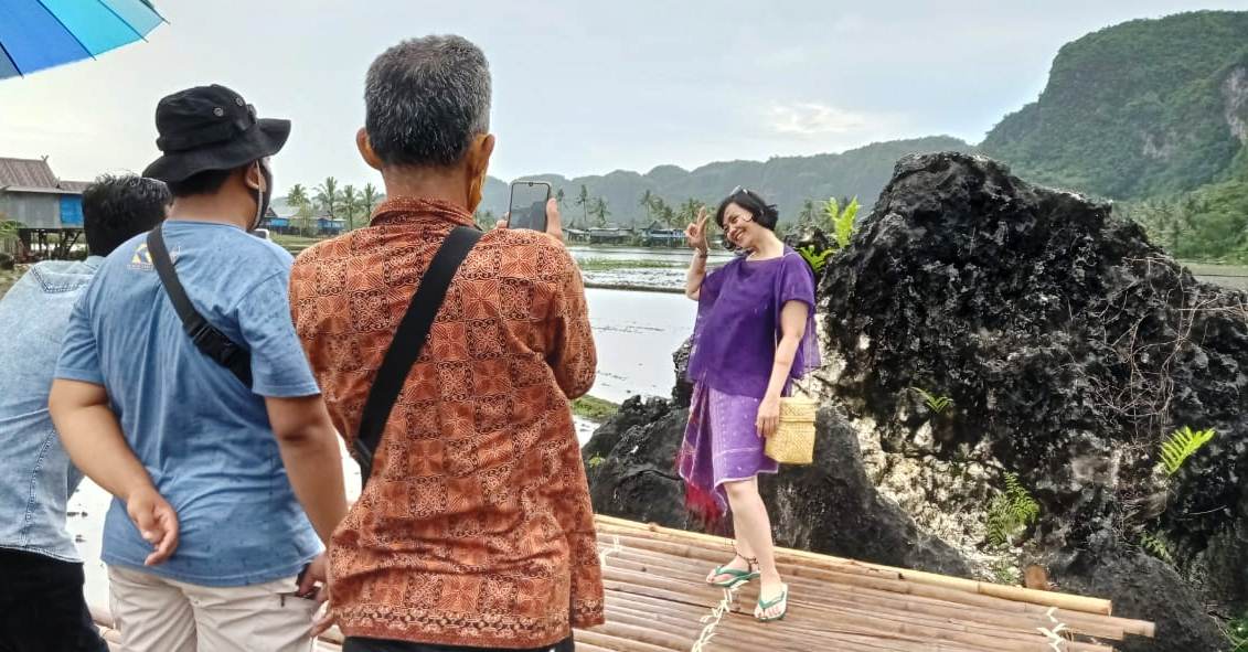 Tim penilai Desa Wisata berfoto di objek wisata alam Desa Kabba.