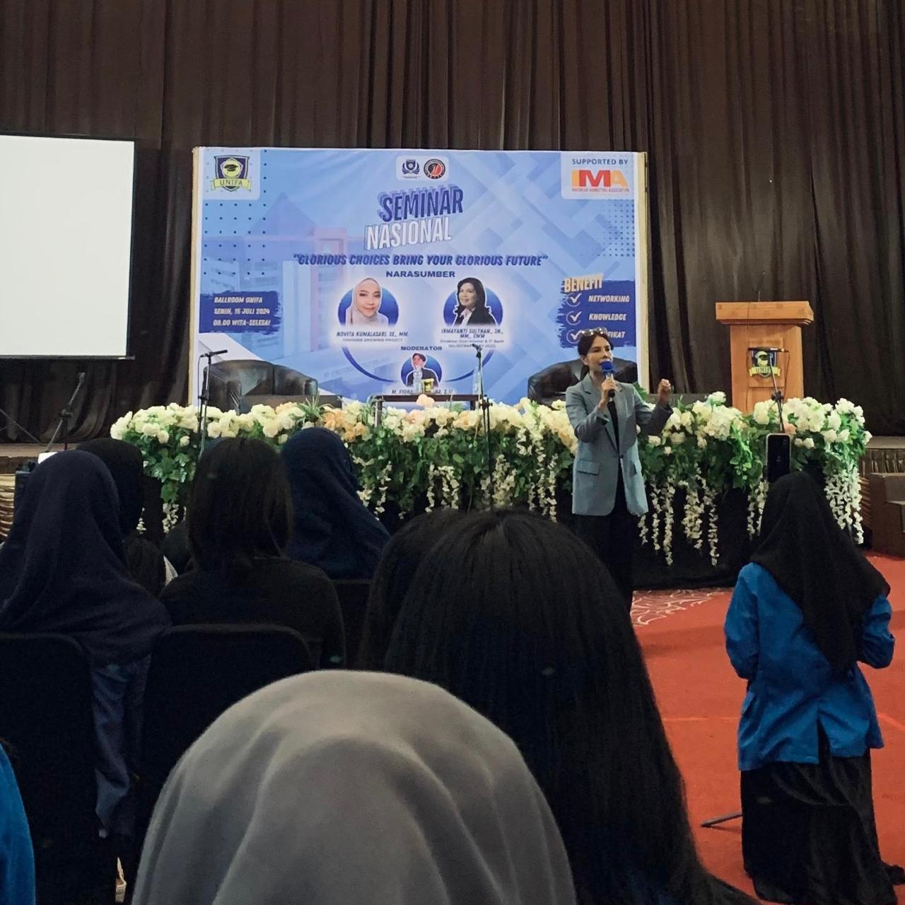Himpunan Mahasiswa Manajemen Unifa Sukses Gelar Seminar Glorious Choices Bring Your Glorious Future