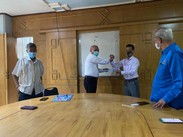 Rektor Serahkan SK Dosen Akuntansi