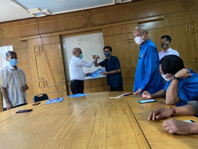 Rektor Serahkan SK Dosen Akuntansi