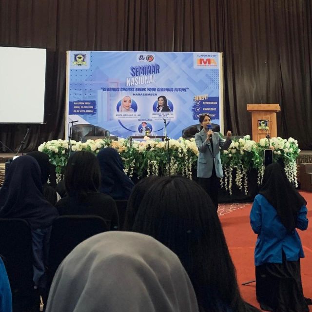 Himpunan Mahasiswa Manajemen Unifa Sukses Gelar Seminar Glorious Choices Bring Your Glorious Future