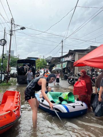 Kompala Unifa Bantu Evakuasi Korban Banjir di Antang Makassar