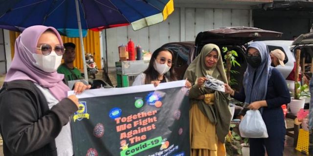 Mahasiswi Unifa Turun ke Jalan Beri Edukasi Protokol Kesehatan ke Masyarakat