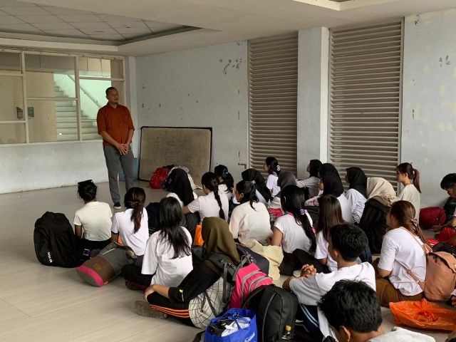 Wakil Dekan FEIS Unifa Lepas Mahasiswa Kobar ke Tadeang Maros