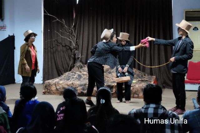 Mahasiswa Sastra Inggris Unifa Tampilkan Drama Waiting For Godot
