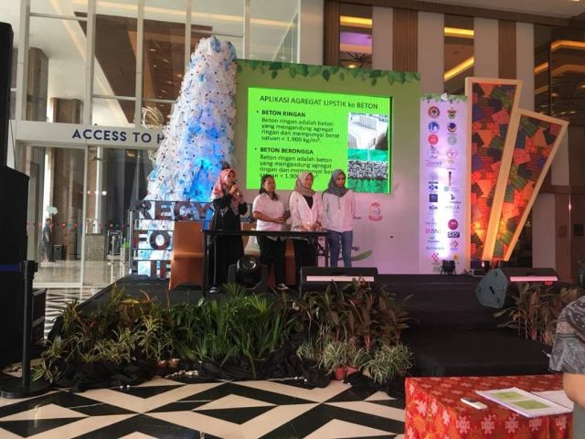 Unifa Juara 1 Lomba Inovasi Daur Ulang Beton Limbah Plastik