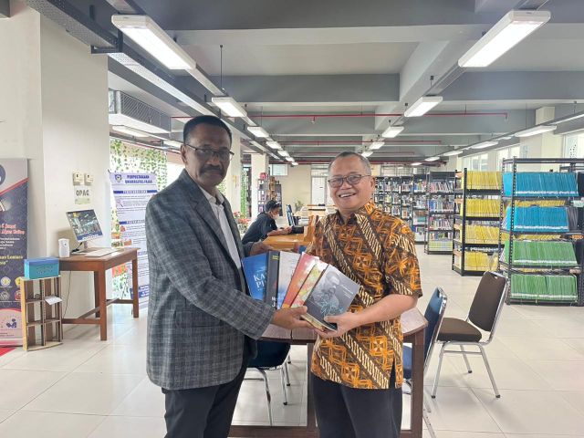 UNIFA Terima Sumbangan Buku dari Prof. Dr. Sukardi Weda, M.Hum untuk Perkuat Koleksi dan Literasi Akademik Kampus