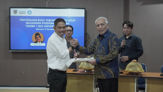 Terima Beasiswa KIP, 65 Mahasiswa Unifa Diberi Buku Tabungan Biaya Hidup