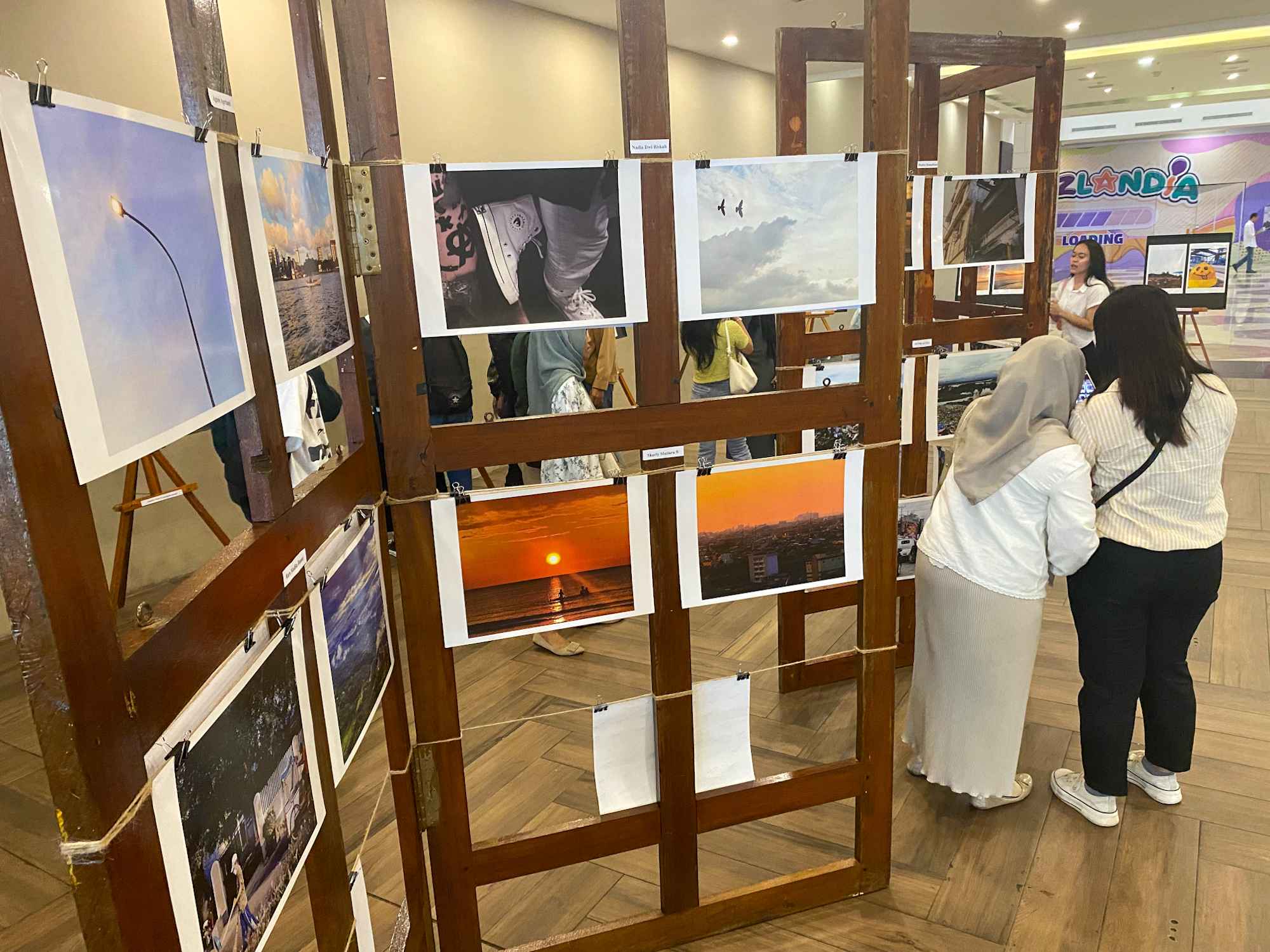 Mahasiswa Komunikasi Unifa Pamerkan 76 Karya Fotografi Bertema Catch The Light