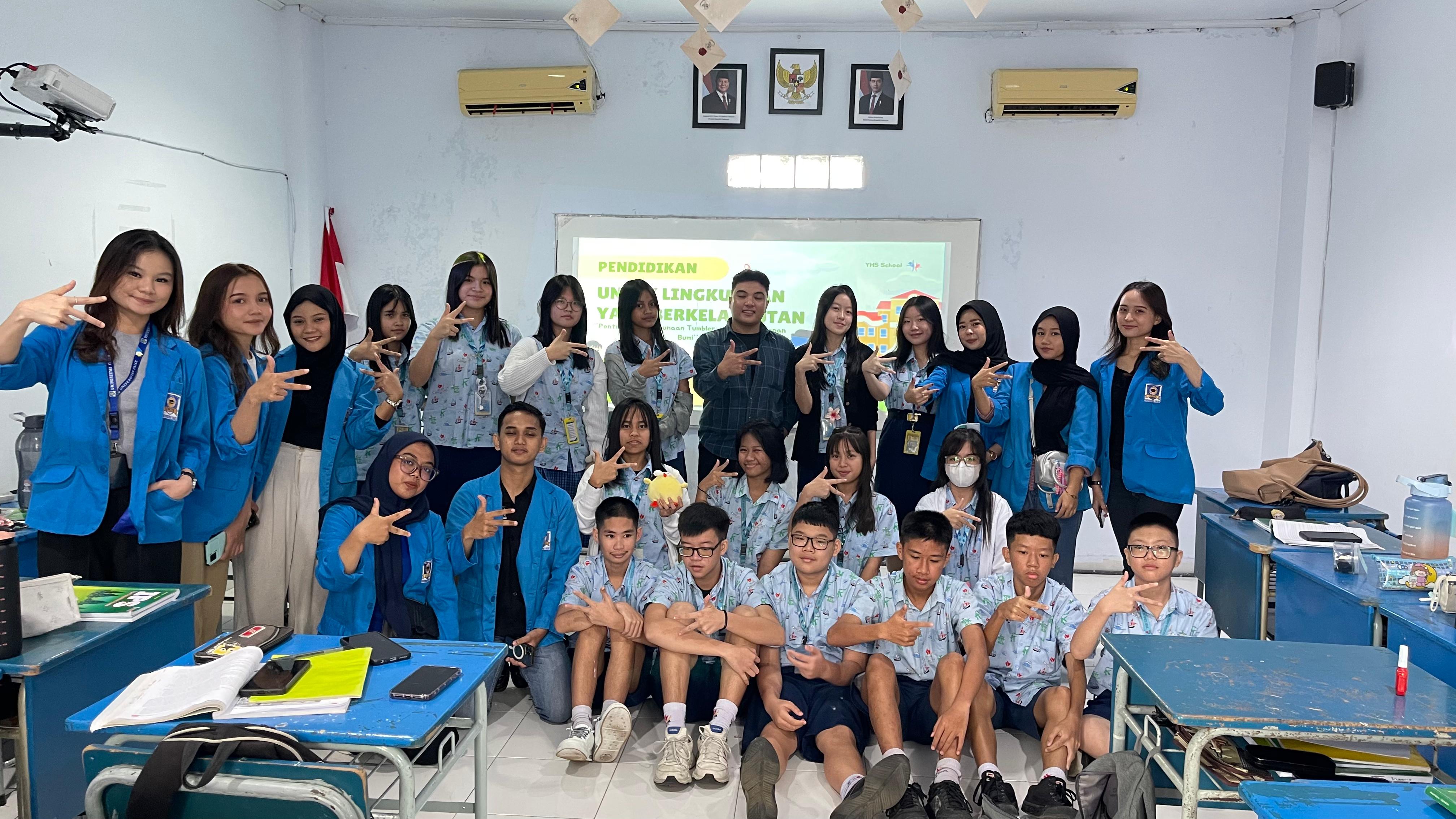 Mahasiswa Universitas Fajar Ajak Generasi Muda di YHS School Makassar Dukung Lingkungan Berkelanjutan Melalui Penggunaan Tumbler