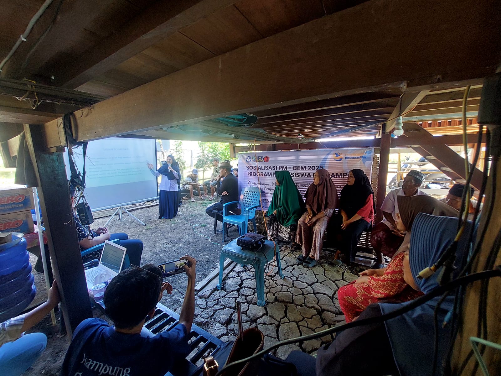 TIM PM BEM UNIFA Bawa Inovasi Kitosan Limbah Kerang Hijau untuk Penyediaan Air Bersih di Desa Kabba, Pangkep