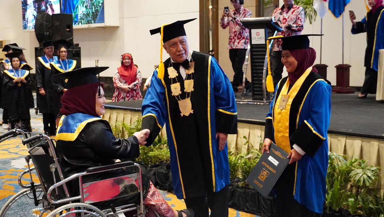 Mahasiswi UNIFA Tetap Ikut Wisuda Meski Alami Cidera Sehari Sebelum Yudisium: “Yang Kupikir Hanya Skripsiku”